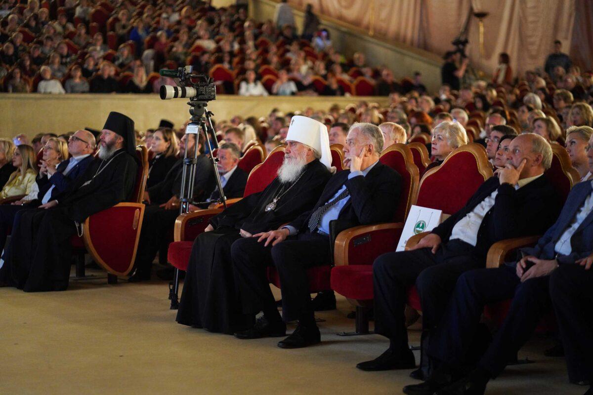 Виктор Василиади в зале церковных соборов